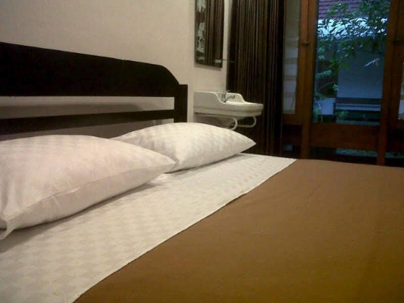 Krowi Inn Surabaya Ngoại thất bức ảnh