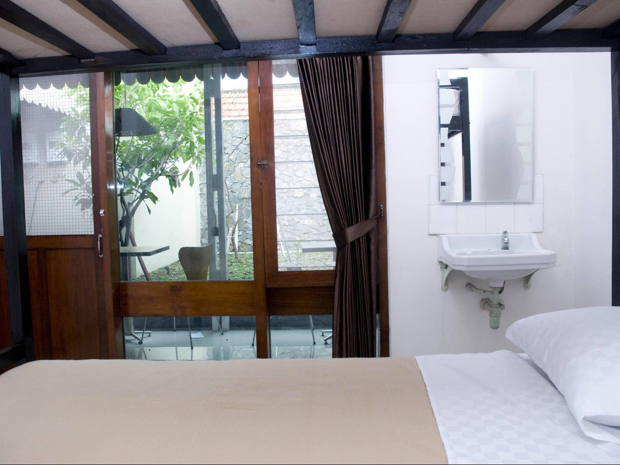 Krowi Inn Surabaya Ngoại thất bức ảnh